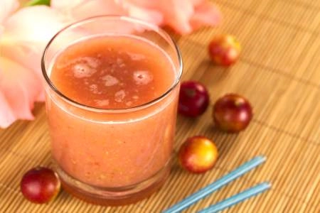 imagen de un vaso con jugo de camu camu