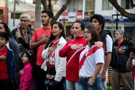peruanos cantando el himno nacional